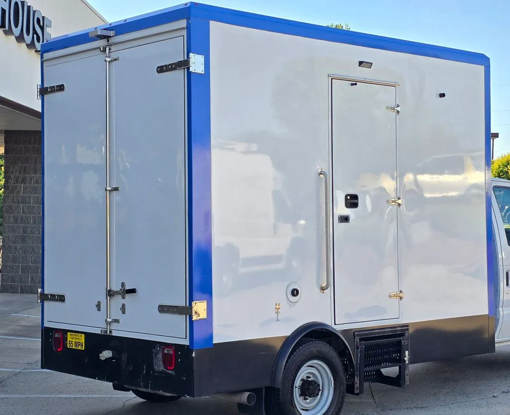 Ford E-350SD photo 27