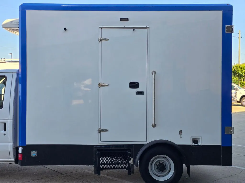 Ford E-350SD photo 24