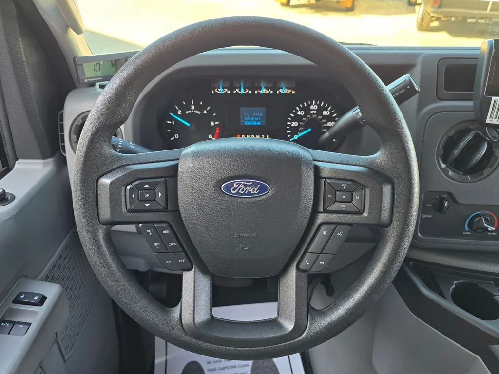 Ford E-350SD photo 47