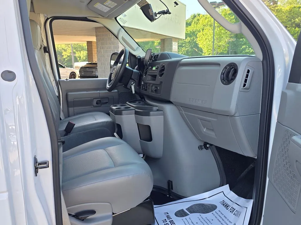 Ford E-350SD photo 41