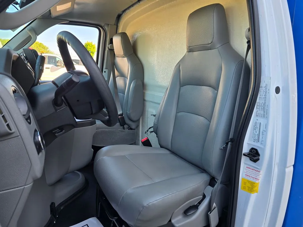 Ford E-350SD photo 37