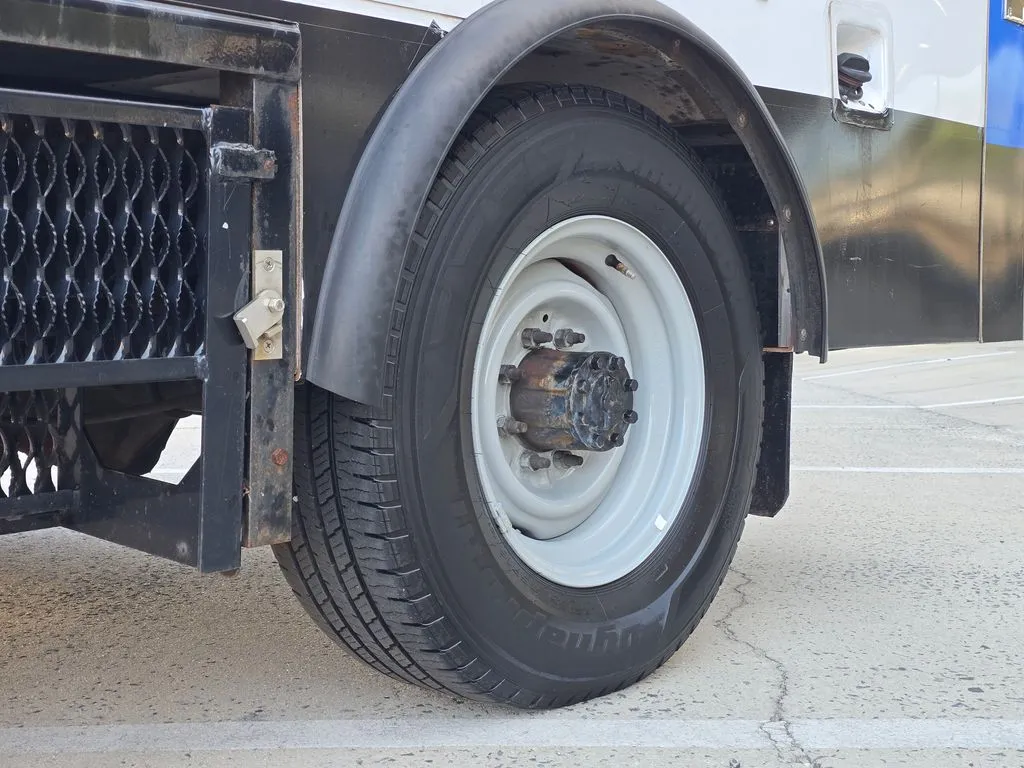 Ford E-350SD photo 52