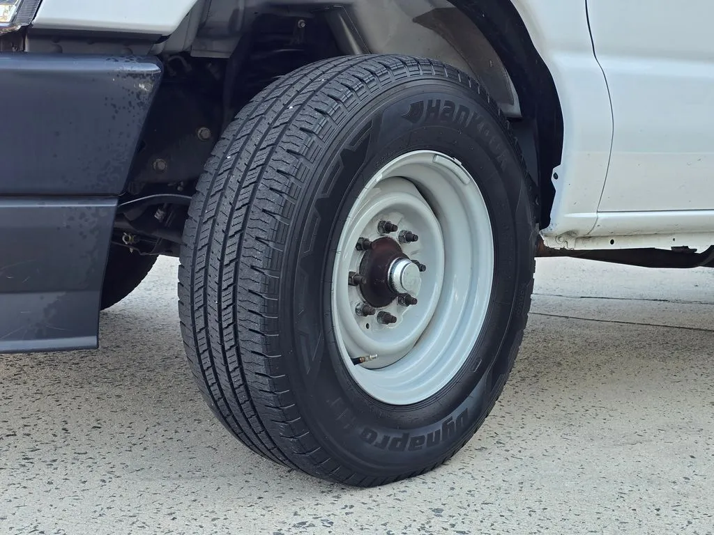 Ford E-350SD photo 51