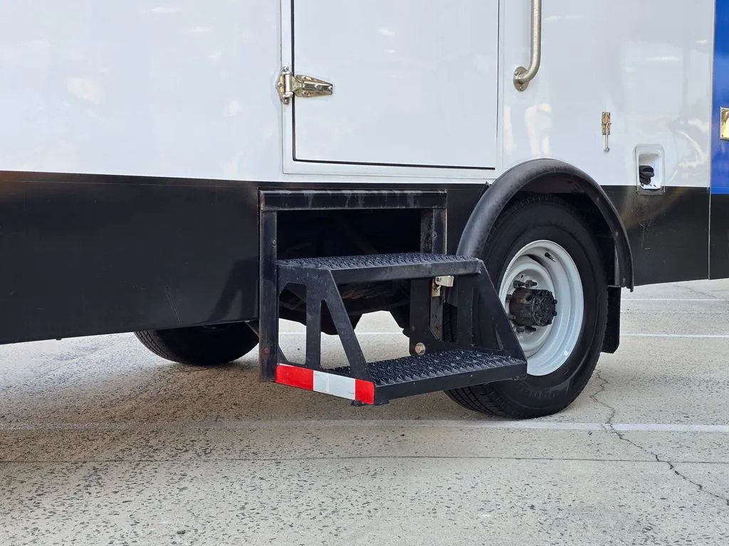 Ford E-350SD photo 35