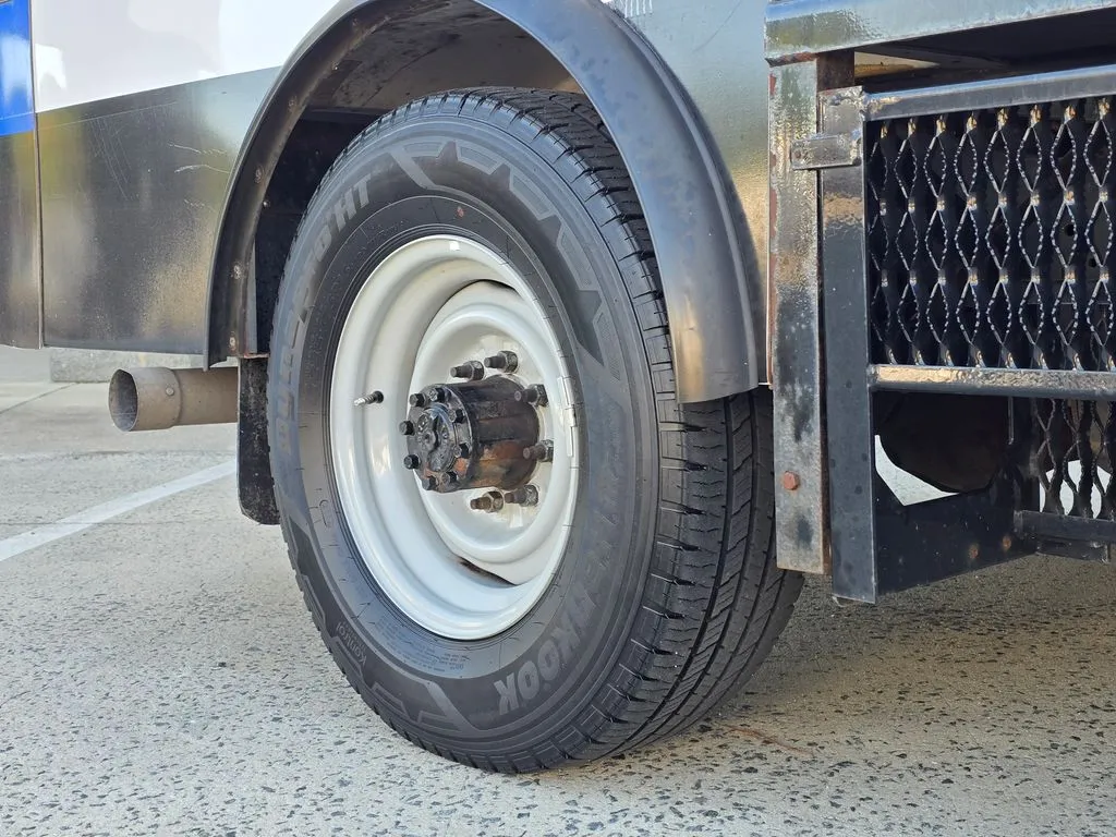 Ford E-350SD photo 53