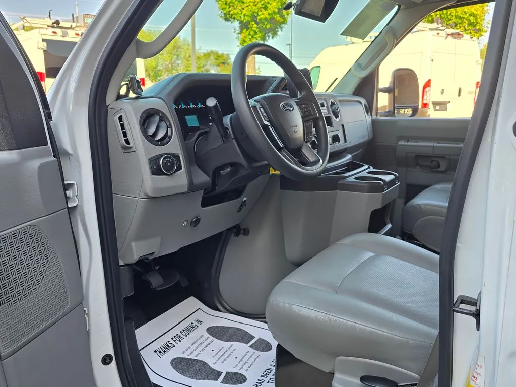 Ford E-350SD photo 36