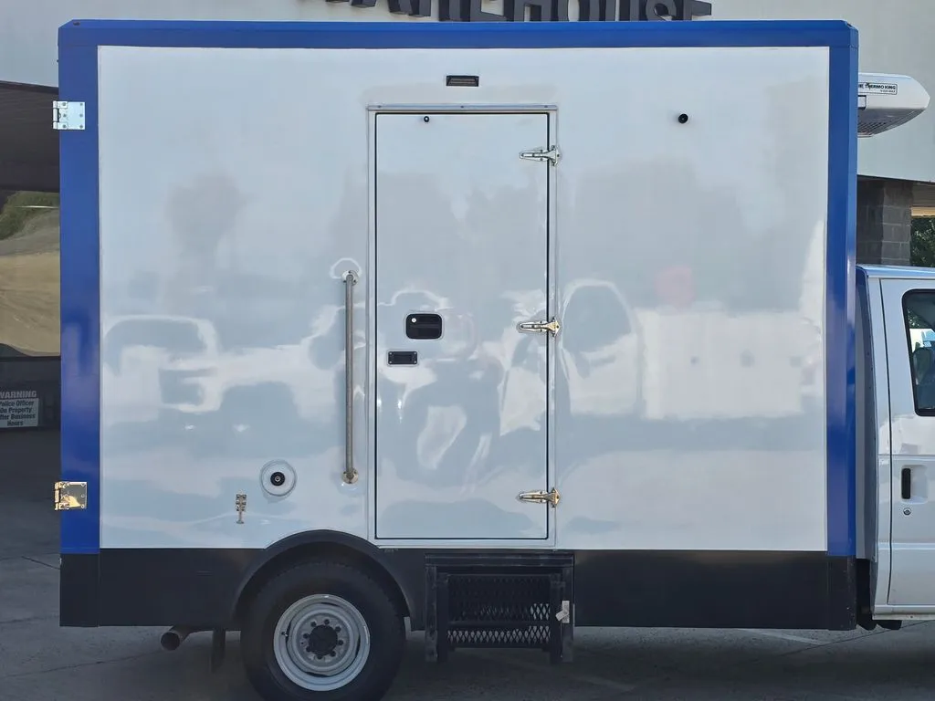 Ford E-350SD photo 28