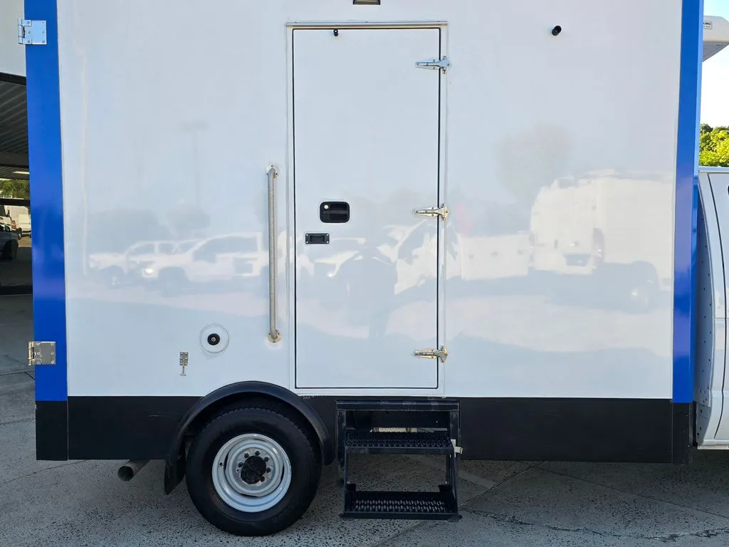 Ford E-350SD photo 30
