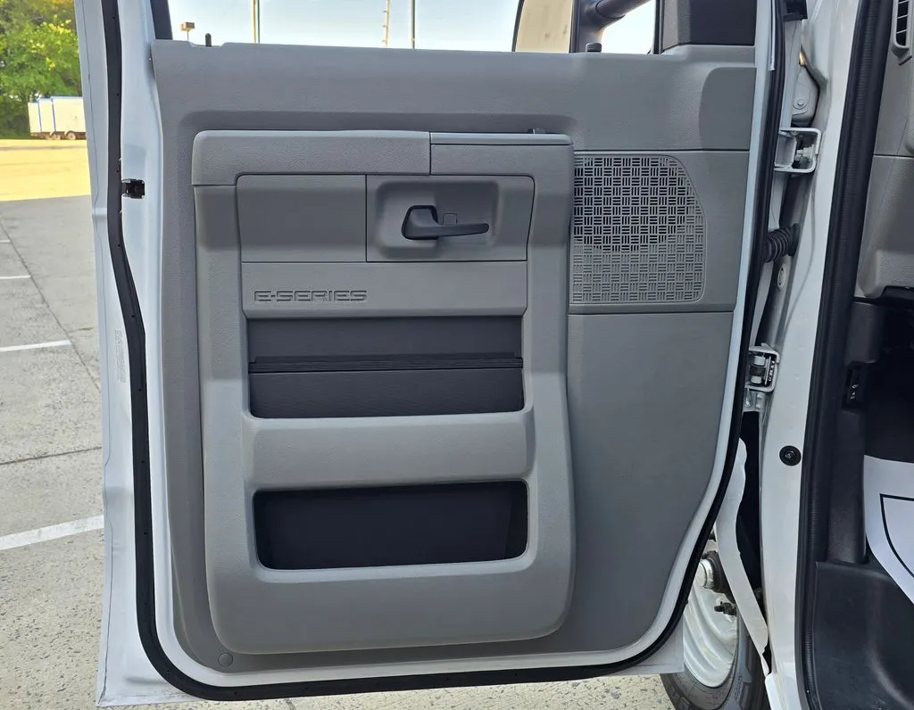 Ford E-350SD photo 38
