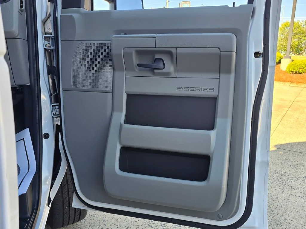 Ford E-350SD photo 43