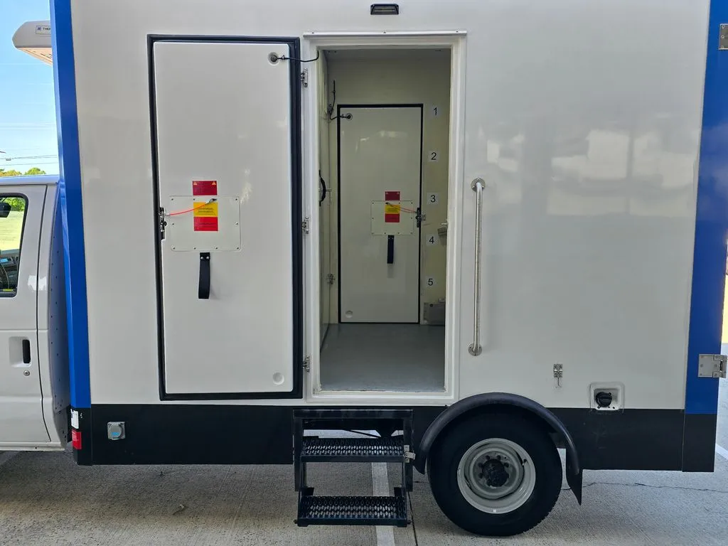 Ford E-350SD photo 34
