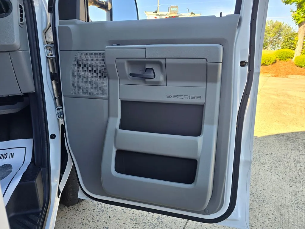 Ford E-350SD photo 42