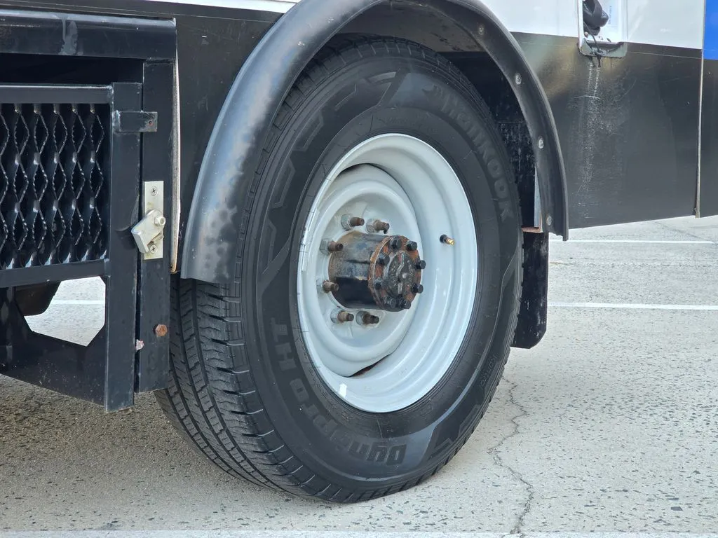 Ford E-350SD photo 51