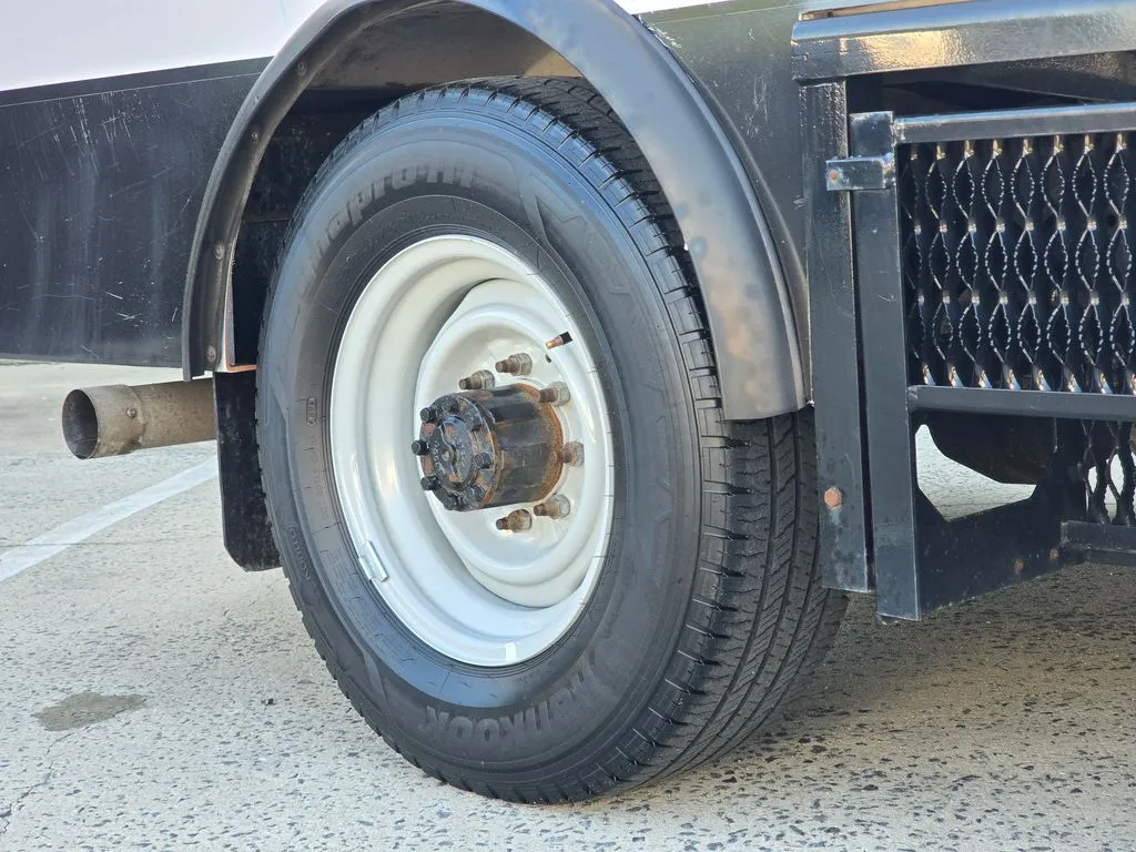 Ford E-350SD photo 52