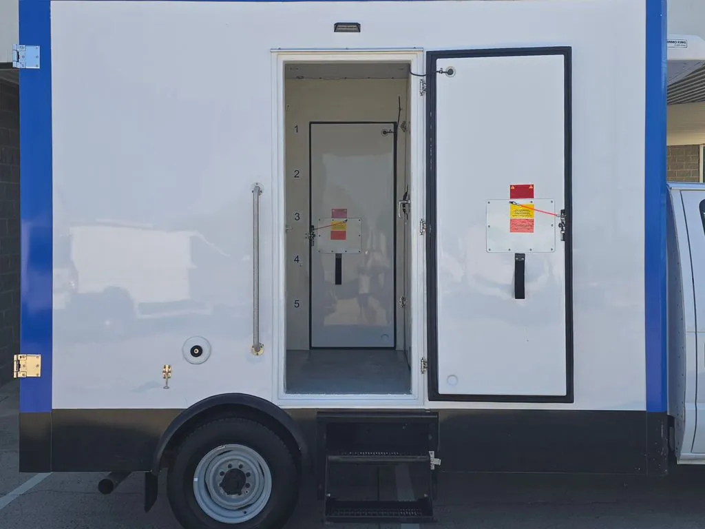 Ford E-350SD photo 25