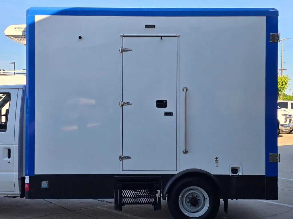 Ford E-350SD photo 21
