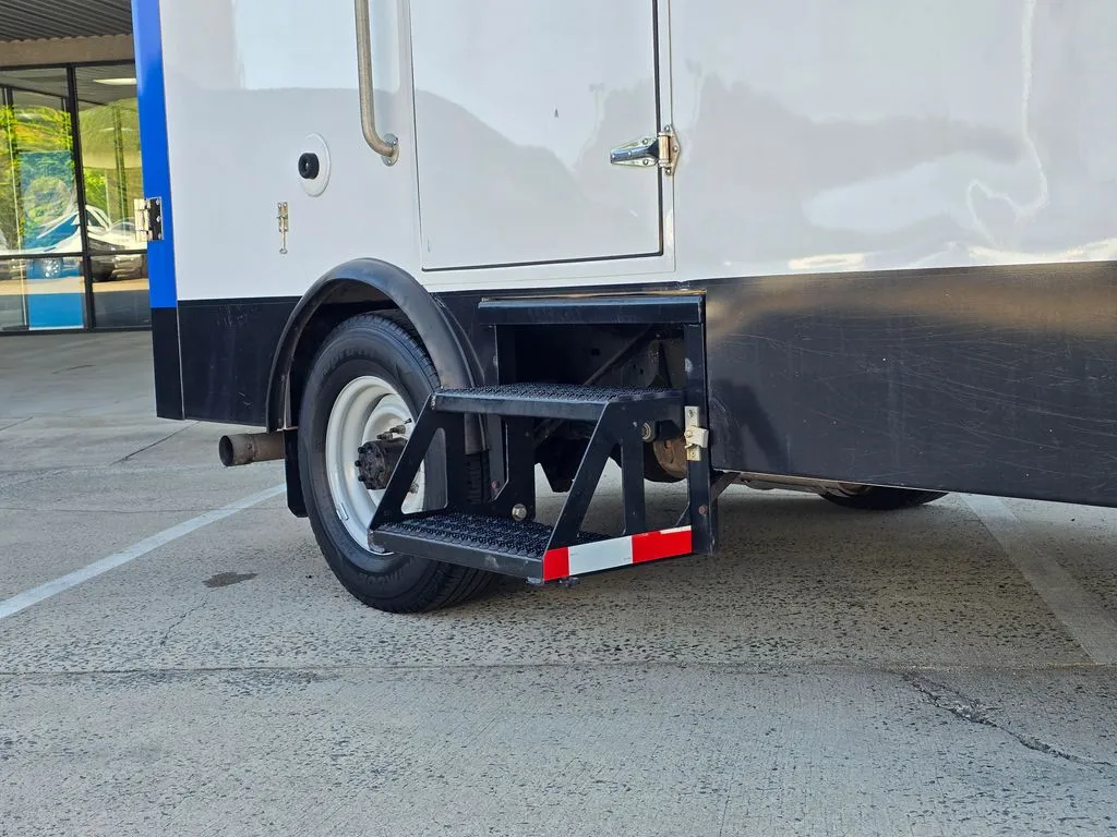 Ford E-350SD photo 28