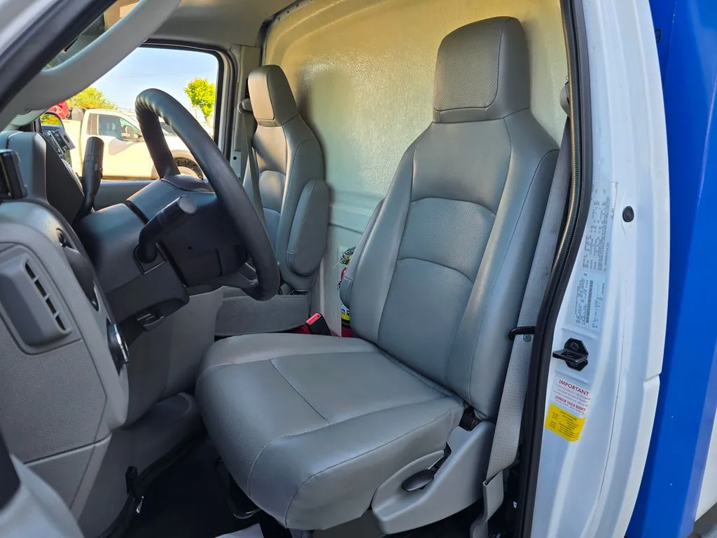 Ford E-350SD photo 36