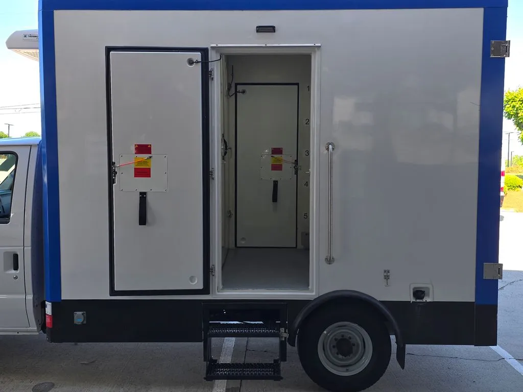 Ford E-350SD photo 29