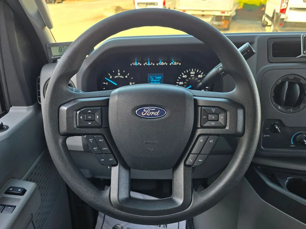 Ford E-350SD photo 44