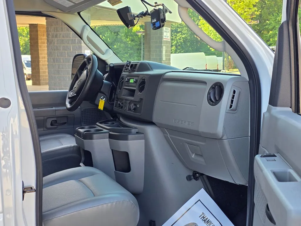 Ford E-350SD photo 40