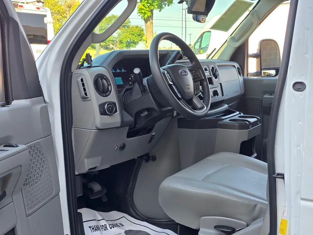 Ford E-350SD photo 35