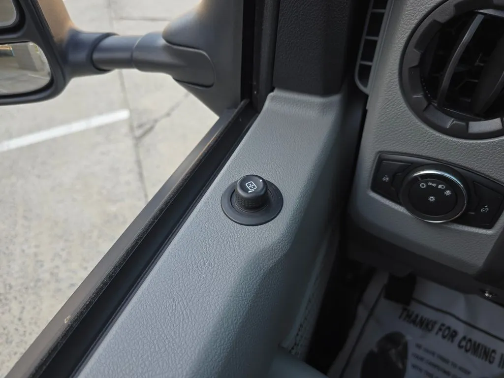 Ford E-350SD photo 38
