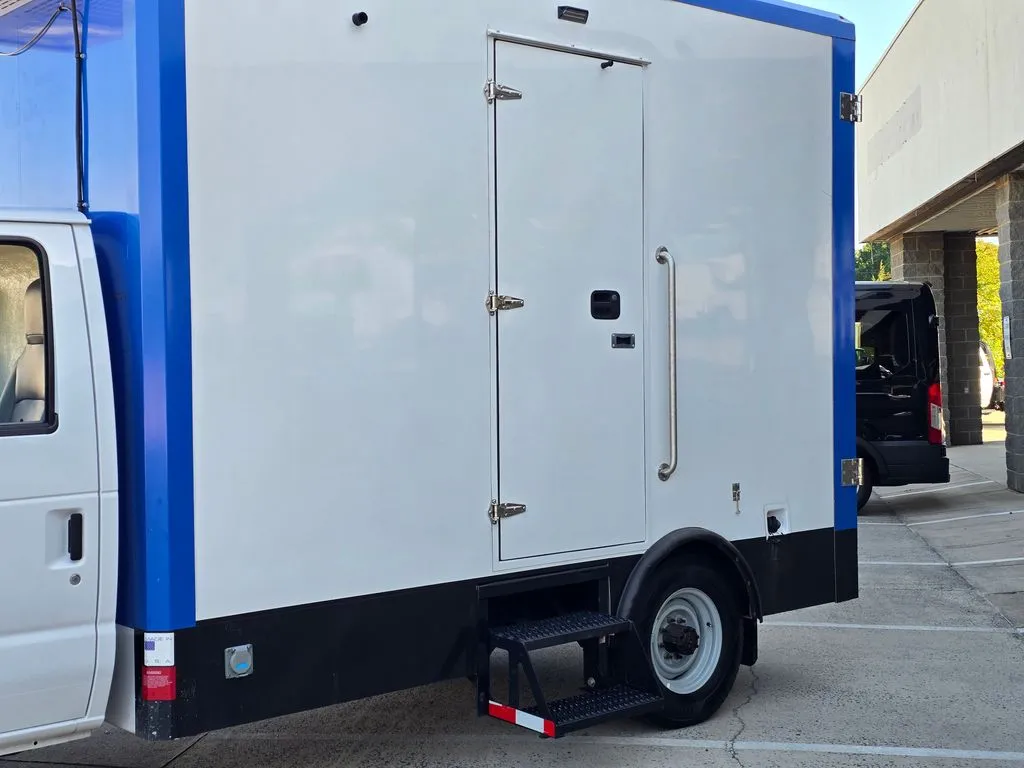 Ford E-350SD photo 23