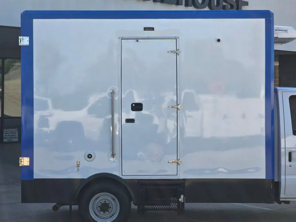 Ford E-350SD photo 19