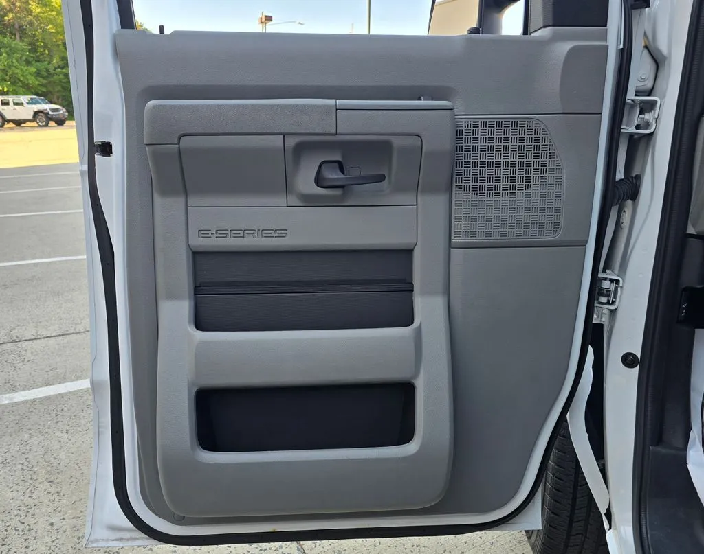 Ford E-350SD photo 37
