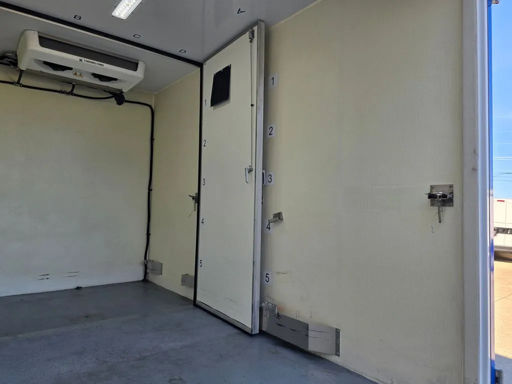 Ford E-350SD photo 18