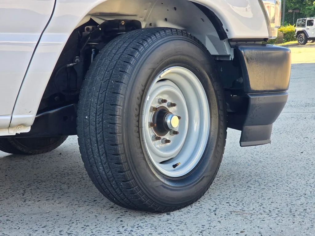Ford E-350SD photo 53