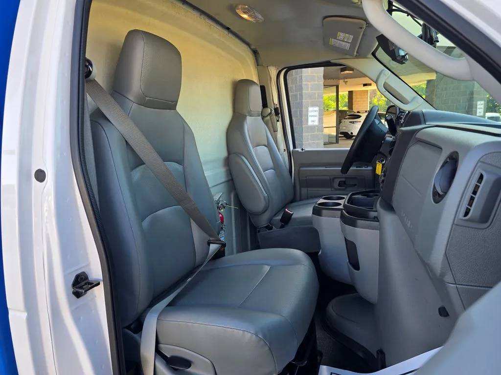 Ford E-350SD photo 41