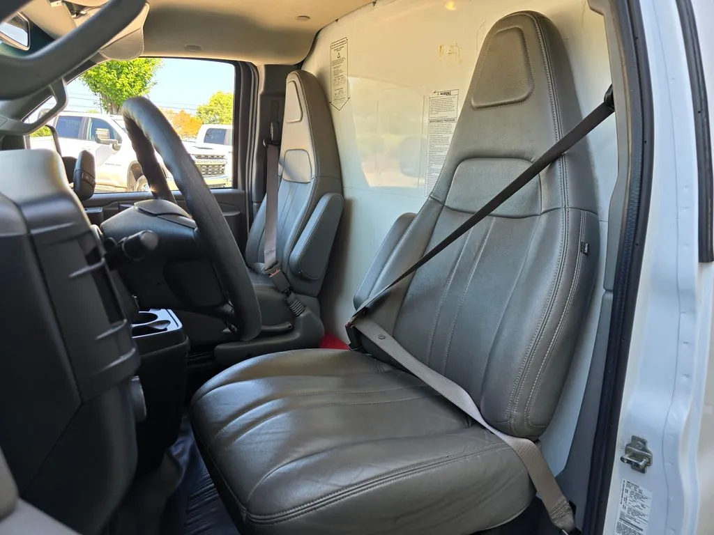 GMC Savana photo 15