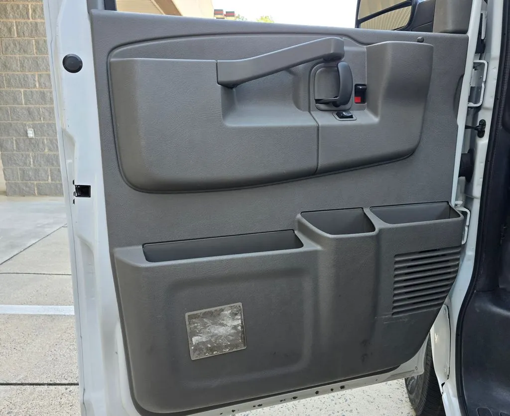 GMC Savana photo 16