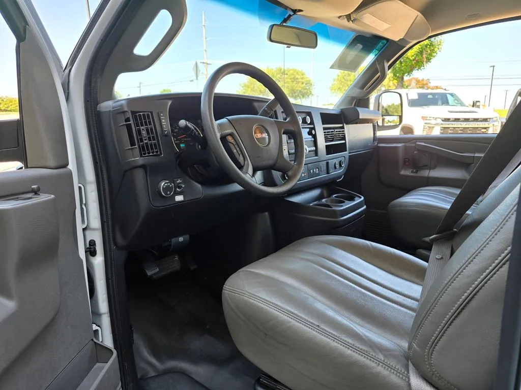 GMC Savana photo 14