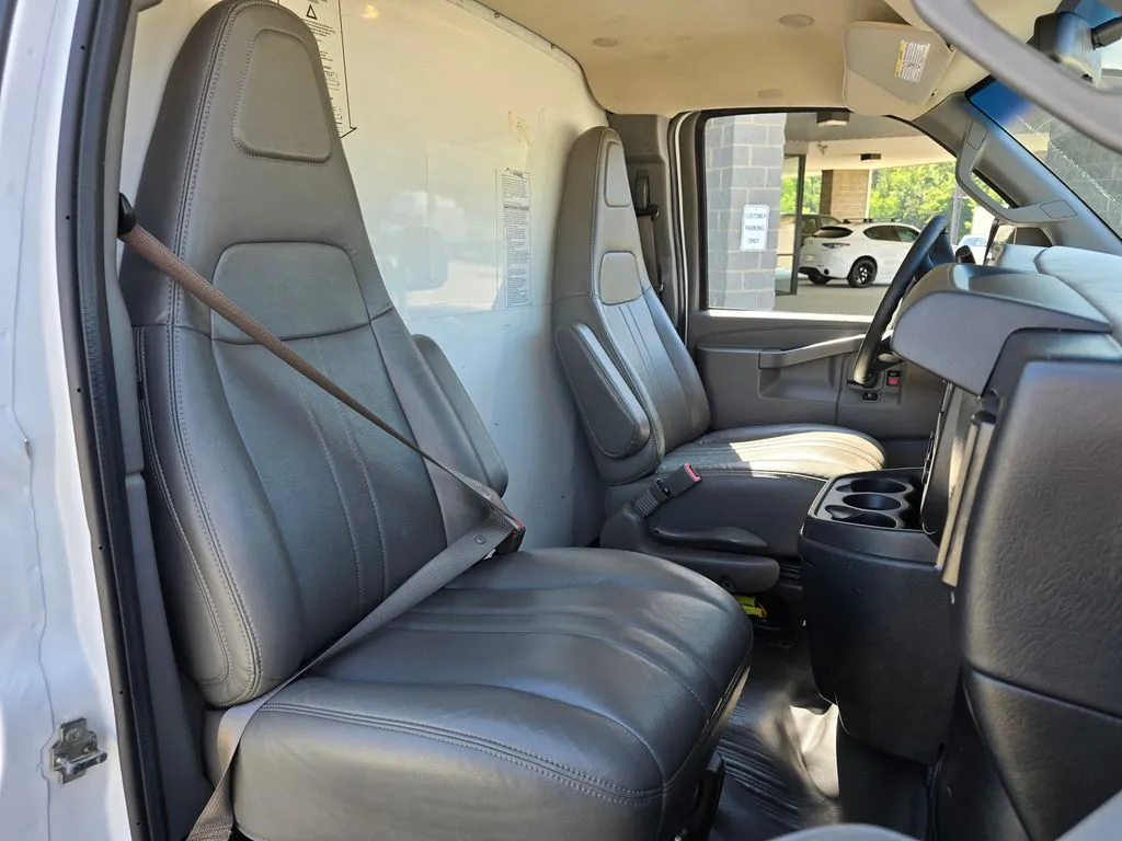GMC Savana photo 20