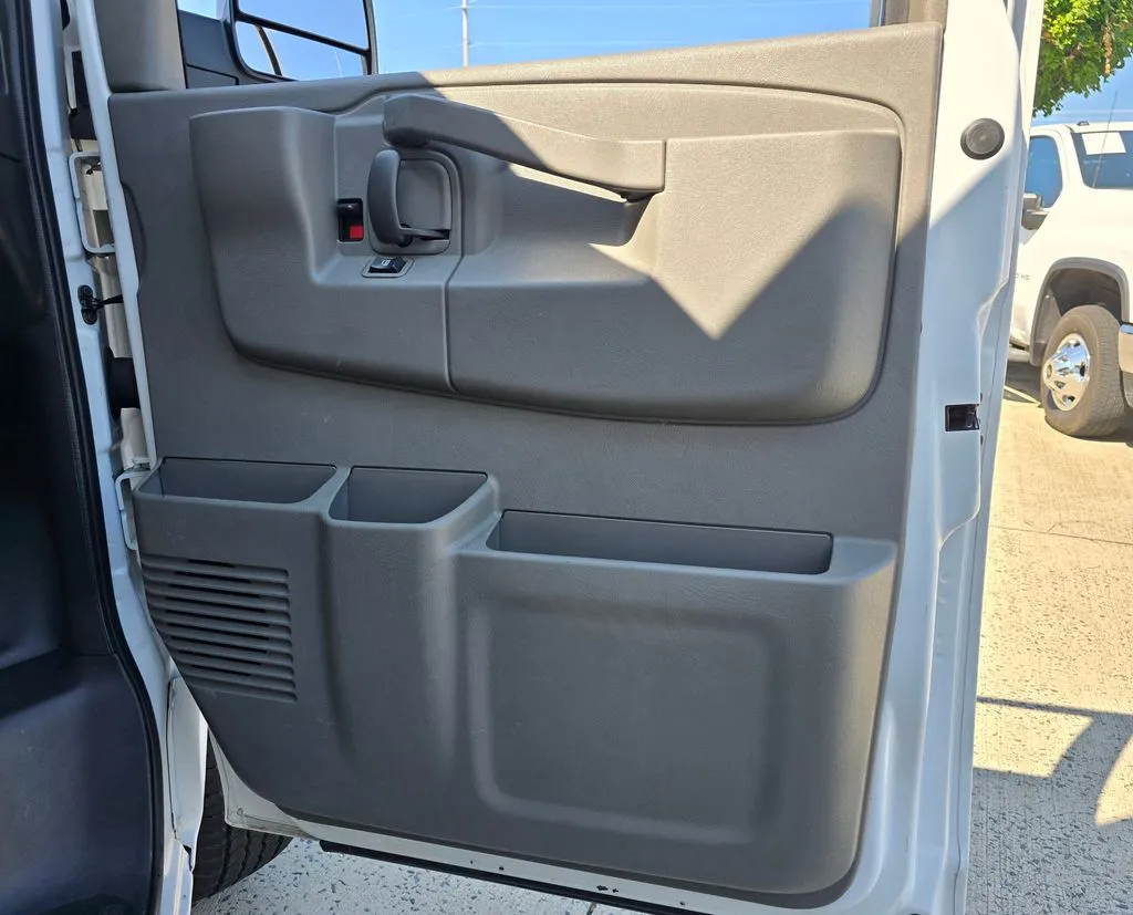 GMC Savana photo 21
