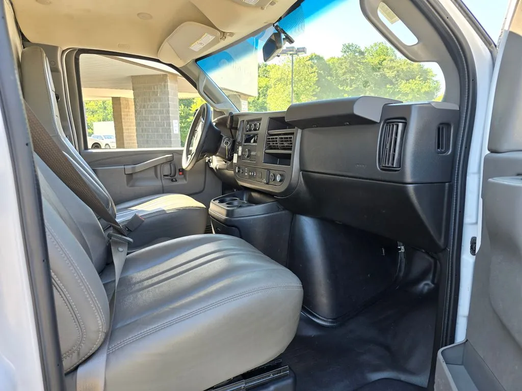 GMC Savana photo 19