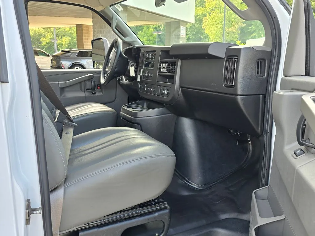 GMC Savana photo 21