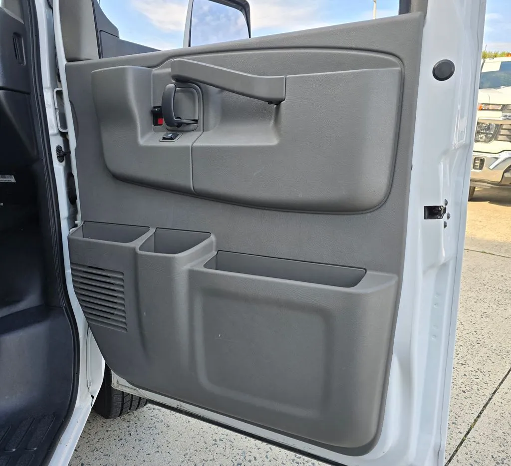 GMC Savana photo 23