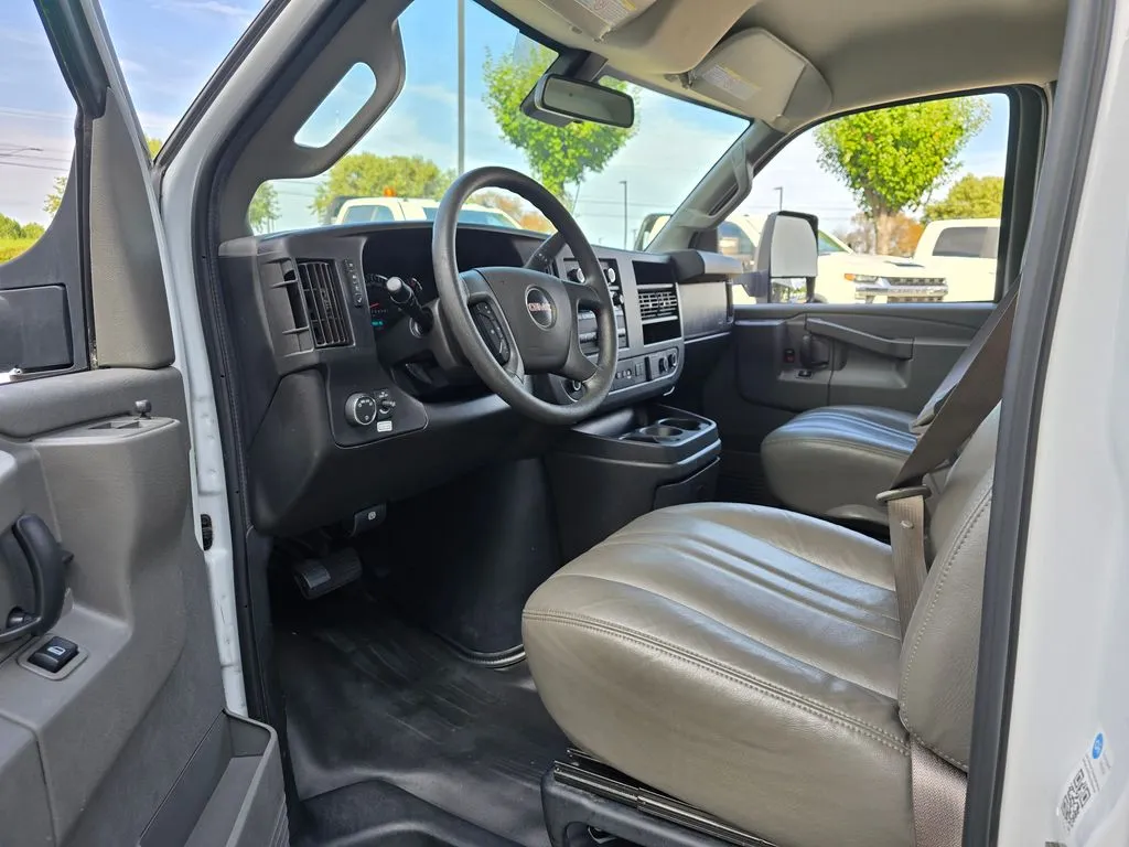 GMC Savana photo 16