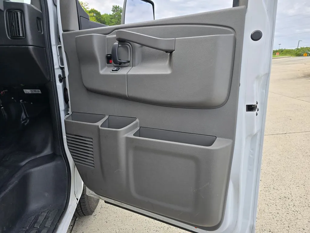 GMC Savana photo 26