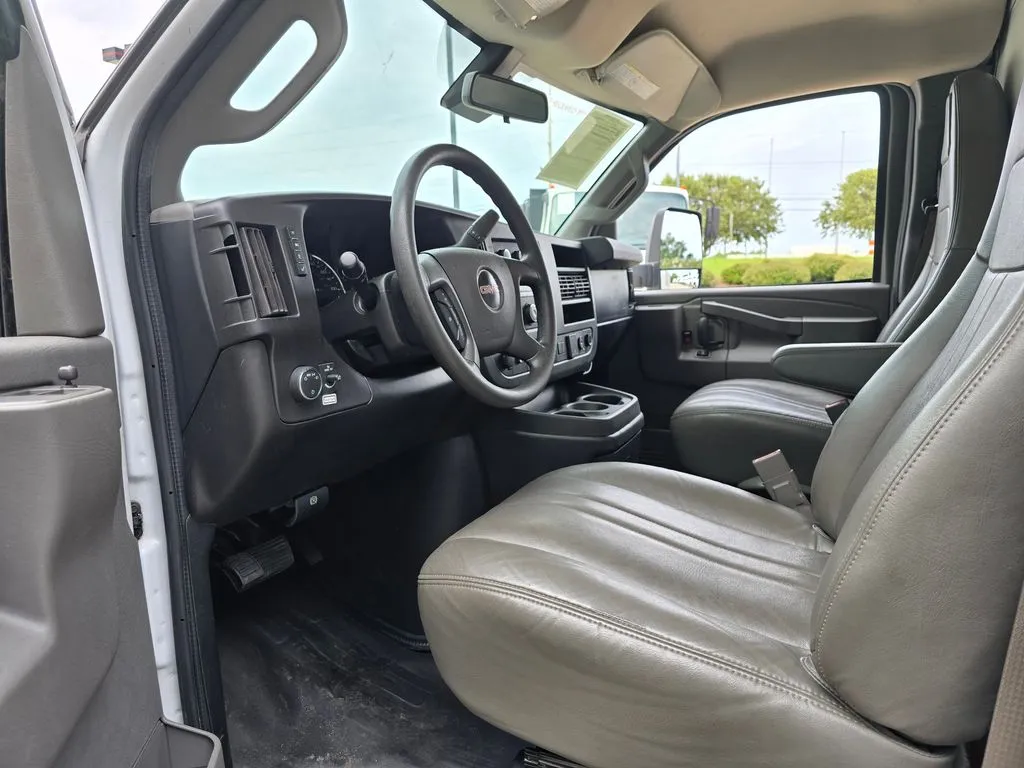 GMC Savana photo 20