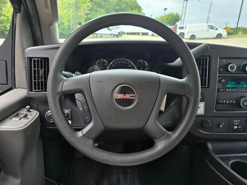 GMC Savana photo 16