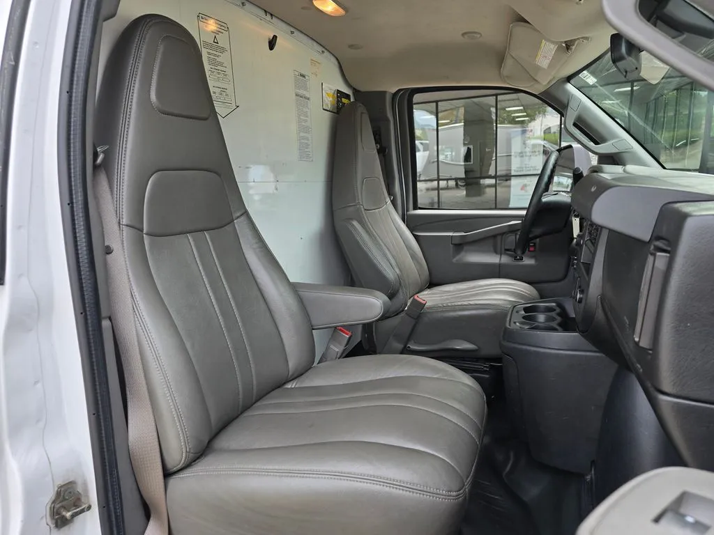 GMC Savana photo 25