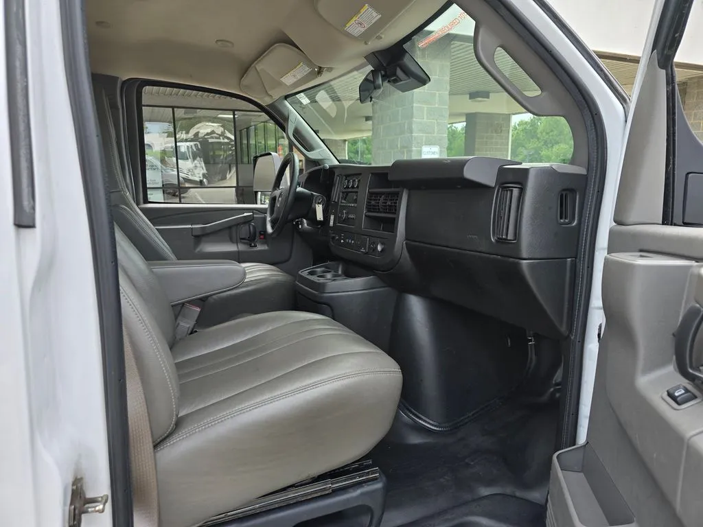 GMC Savana photo 24