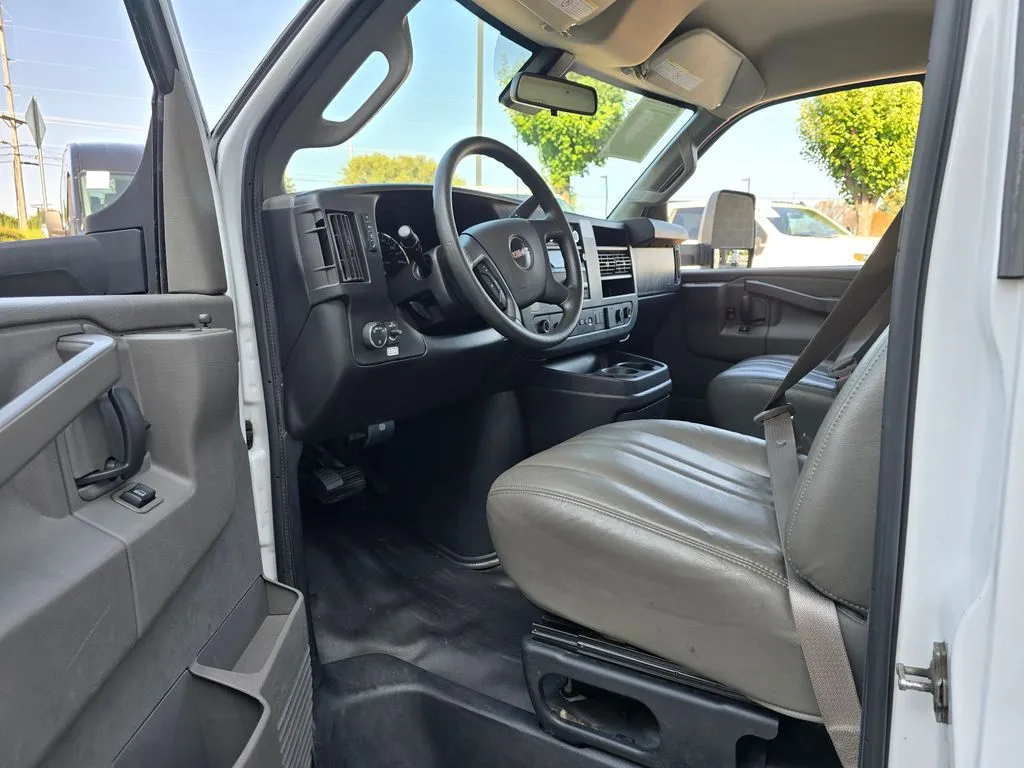 GMC Savana photo 16
