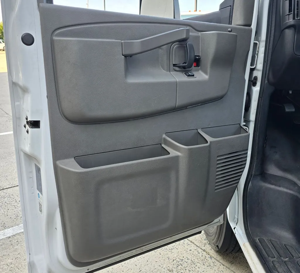 GMC Savana photo 18