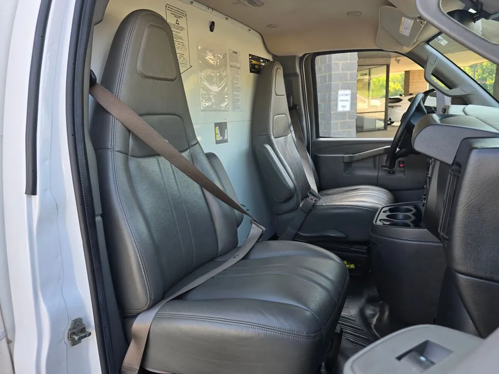 GMC Savana photo 22